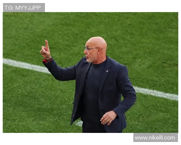 德国足球点球明星穿搭大比拼：球场外的时尚态度与个人风格解析